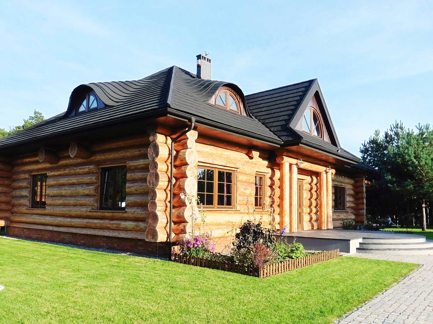 Dom z bali z łukowymi lukarnami