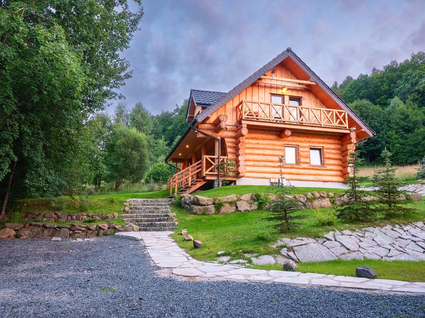 Dom z bali z balkonem i podcieniem