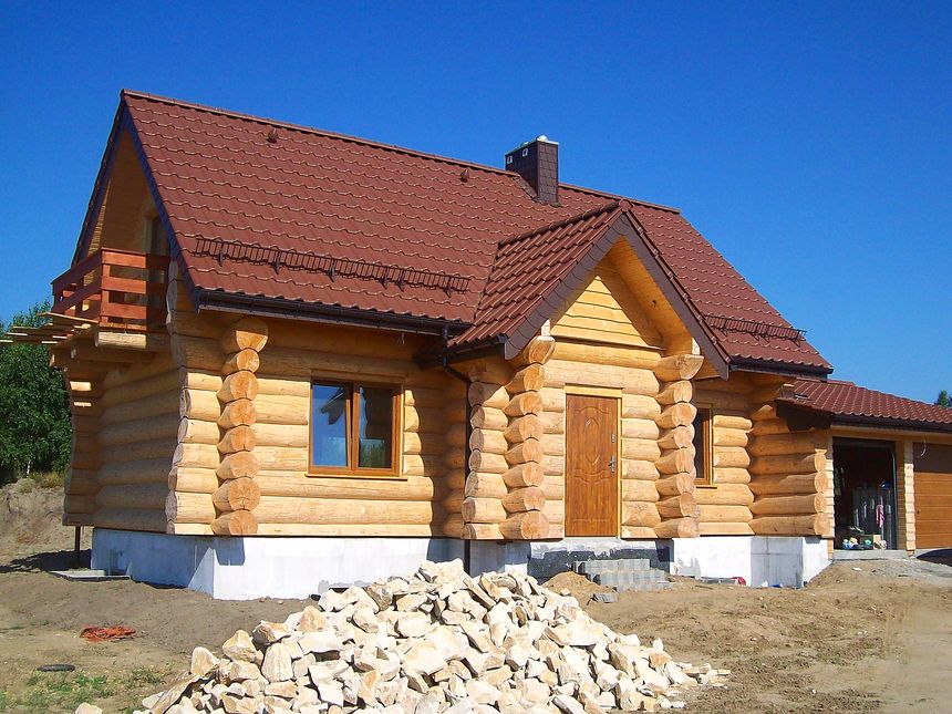 Dom z bali z balkonem na szczycie