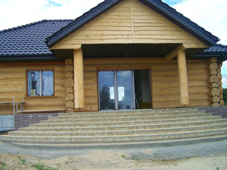 Parterowy dom z bali na słupach