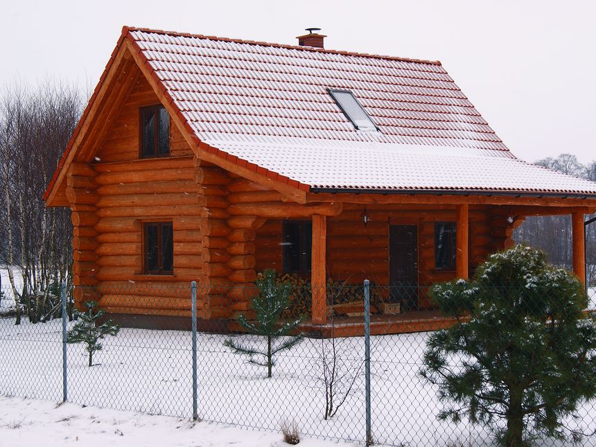 Dom z bali zimą